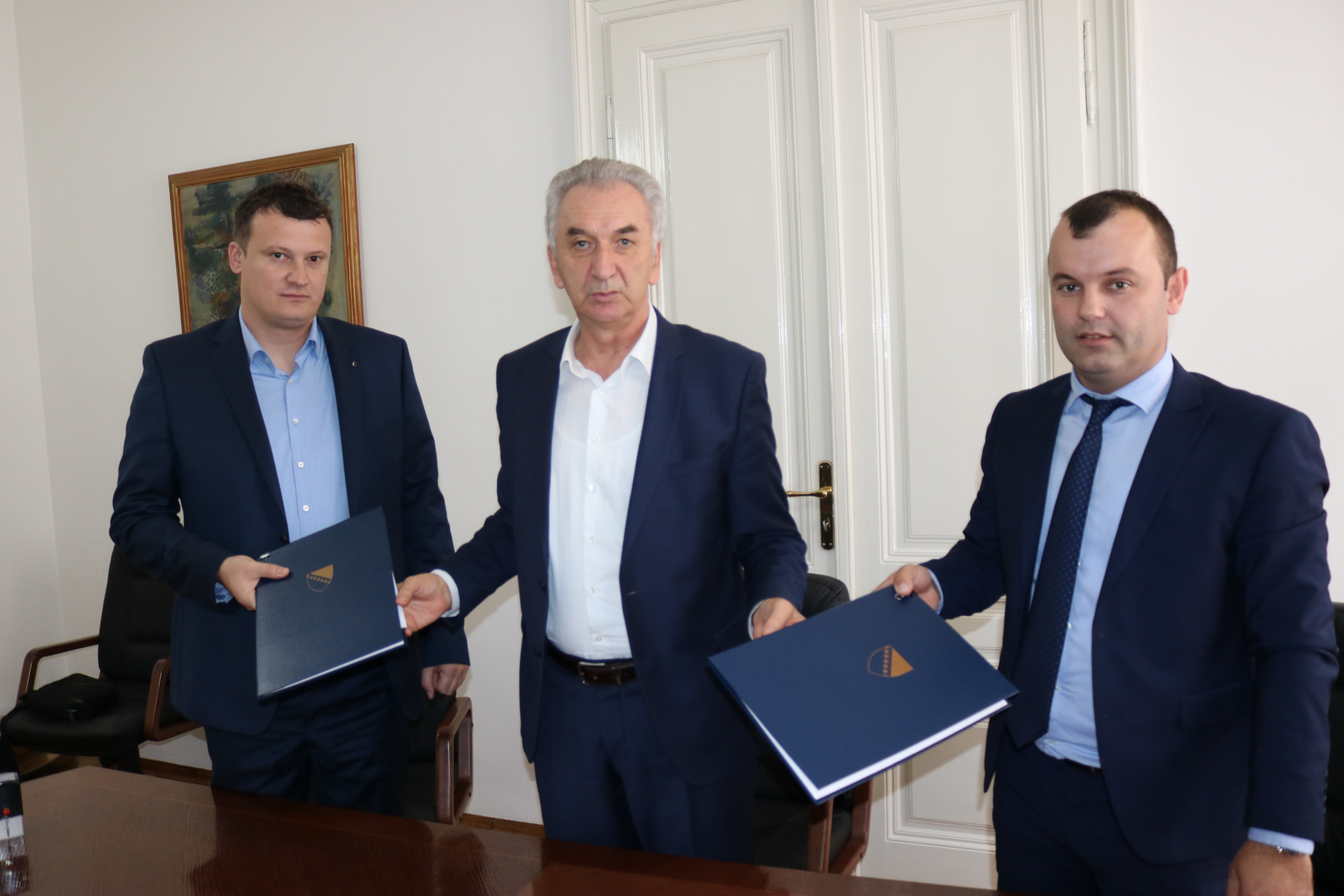 Picture for Министар Шаровић потписао уговоре: 500.000 КМ за Сребреницу и 450.000 КМ за Источну Илиџу